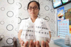 沭县食物药品监管局工做人员正在一家鲜奶吧取